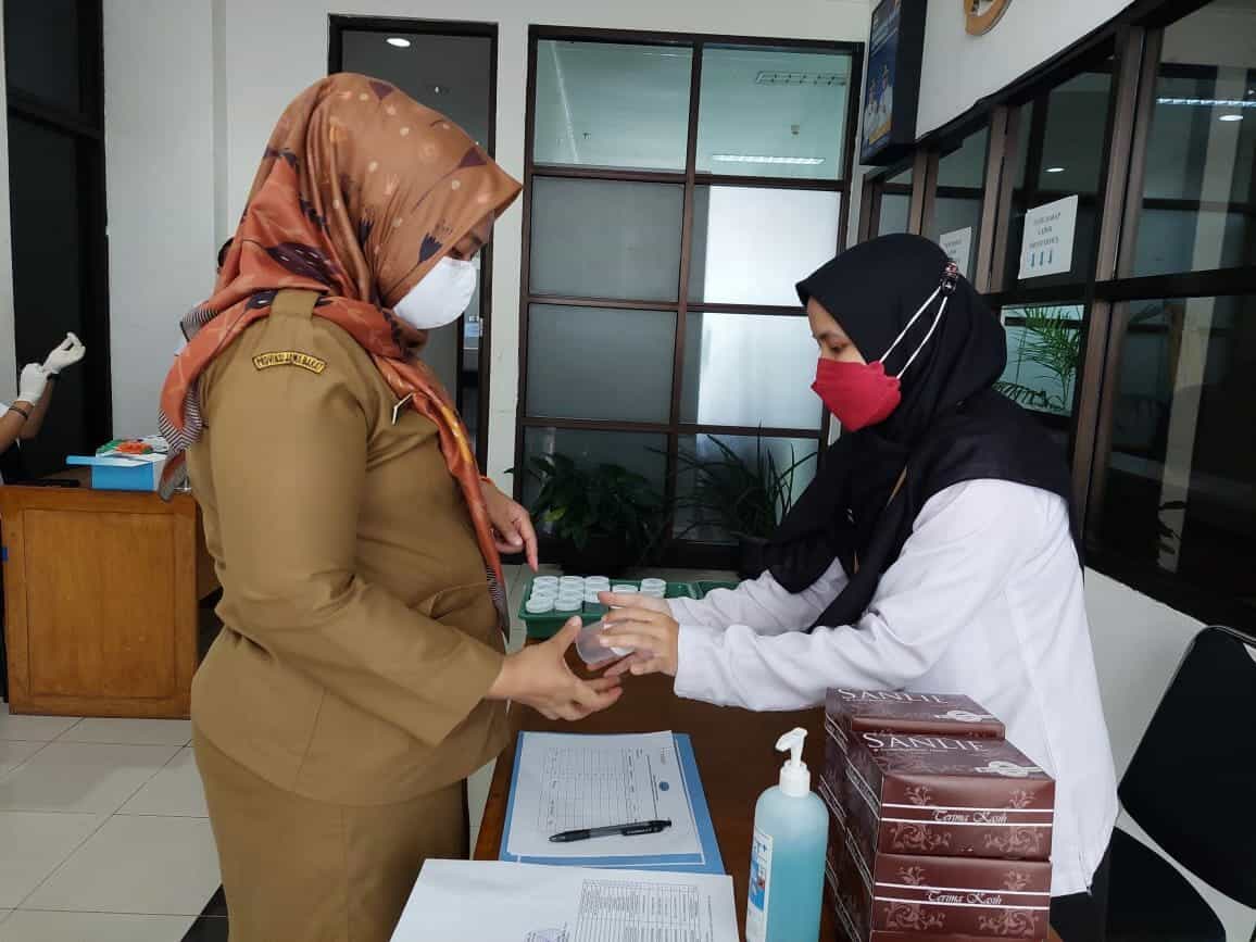 Test Urine bagi Tenaga ASN dari 3 Instansi BKPSDM, Dinas Tenaga Kerja dan DPMD