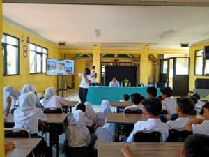 Sosialisasi Bahaya Penyalahgunaan Narkoba di SMP Umi Kulsum Banjaran