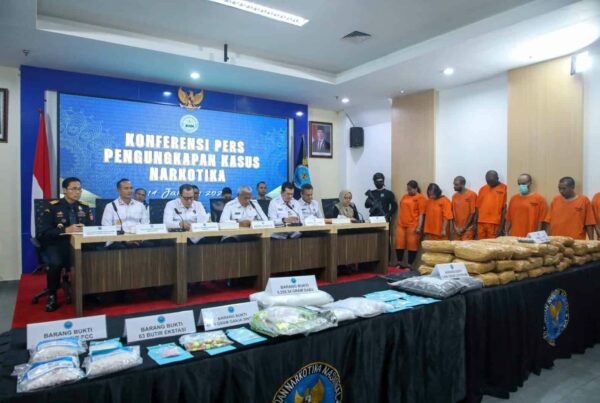 SINERGI DAN KOLABORASI PEMBERANTASAN NARKOTIKA: UNGKAP JARINGAN, GAGALKAN PEREDARAN, TUMPAS OKNUM SINERGI DAN KOLABORASI PEMBERANTASAN NARKOTIKA: UNGKAP JARINGAN, GAGALKAN PEREDARAN, TUMPAS OKNUM